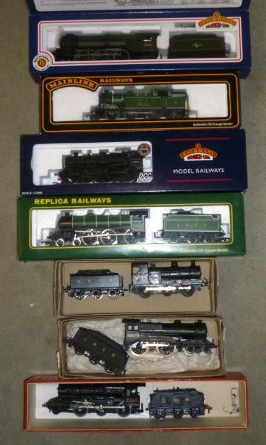 Bachmann Derby two car D.M.U. in B.R. green Image