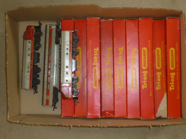 Triang Railways TC Series Continental diesel in silverand red with unpowered end Image