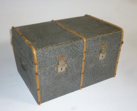 A doll's cabin trunk Image