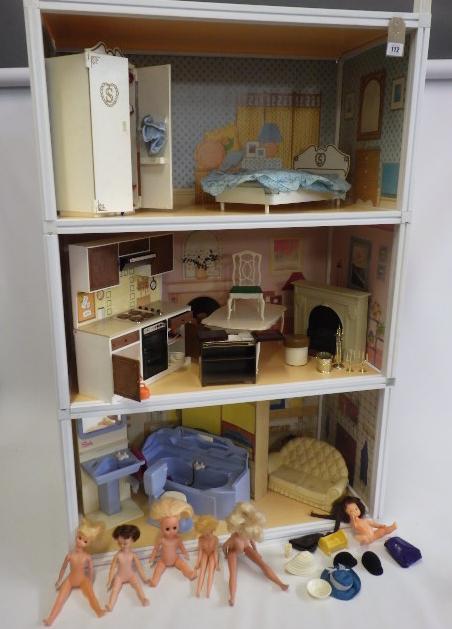 A large quantity of Sindy items Image