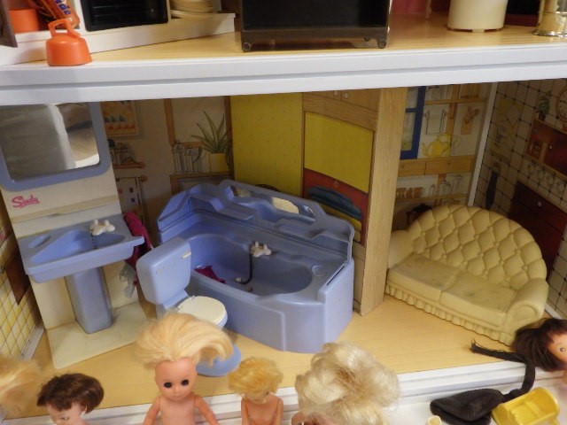 A large quantity of Sindy items Image