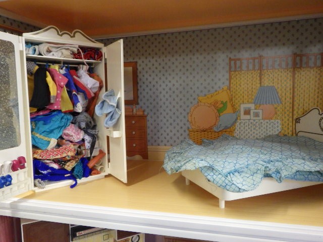 A large quantity of Sindy items Image