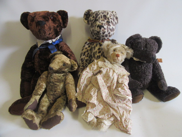 Five modern collectors bears Image