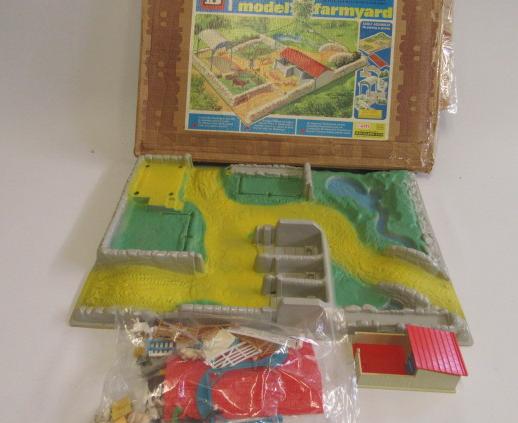 Britains 4711 Model Farm with barn Image