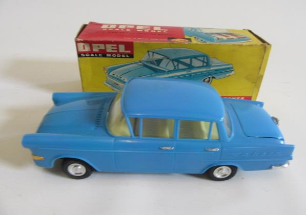 Telsada C.M. plastic friction motored Opel with luggage Image