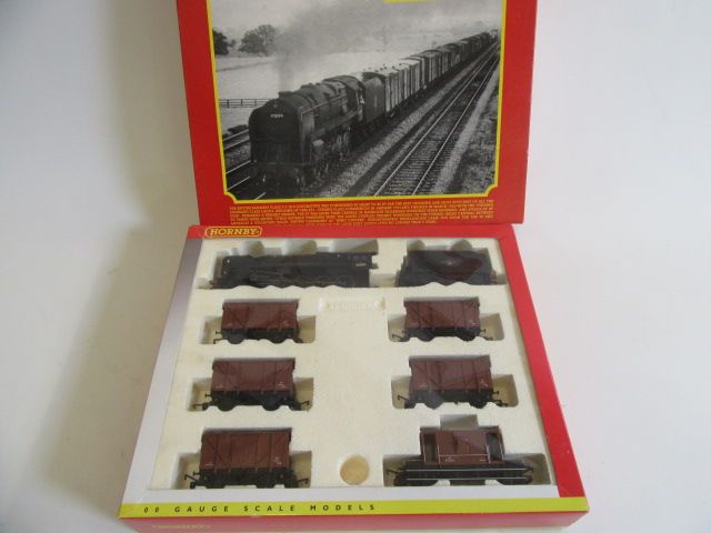 Hornby Fitted Freight Train Pack with 9F locomotive and six goods wagons Image