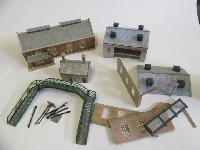 Hornby Train Pack with A4 Guillemot and three B.R. coaches Image