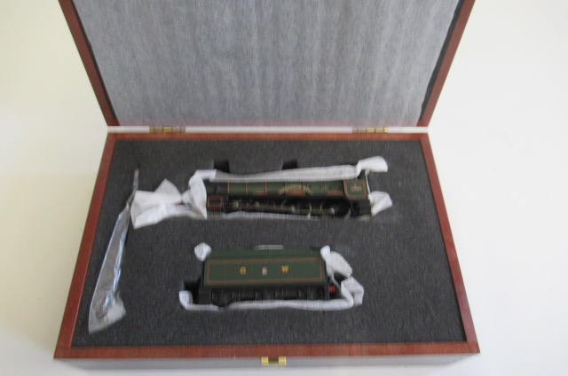 Bachmann Ravenington Hall finished in G.W.R. green in wooden presentation box Image