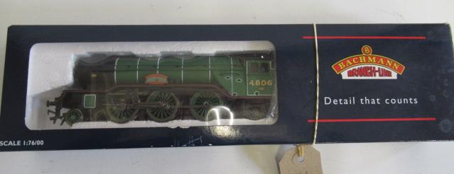 Bachmann L.N.E.R. V2 Green Howard in L.N.E.R. green Image