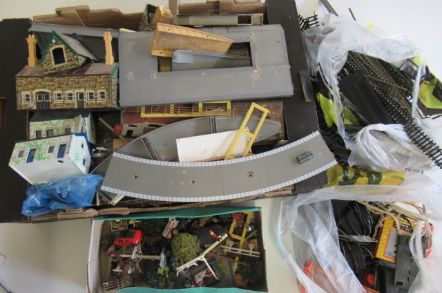 Playworn track and trackside accessories Image