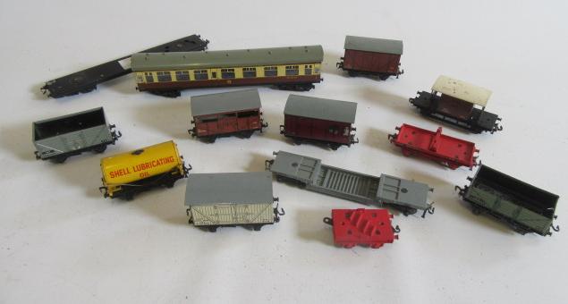 Hornby Dublo B.R. wagons including tank wagon Image