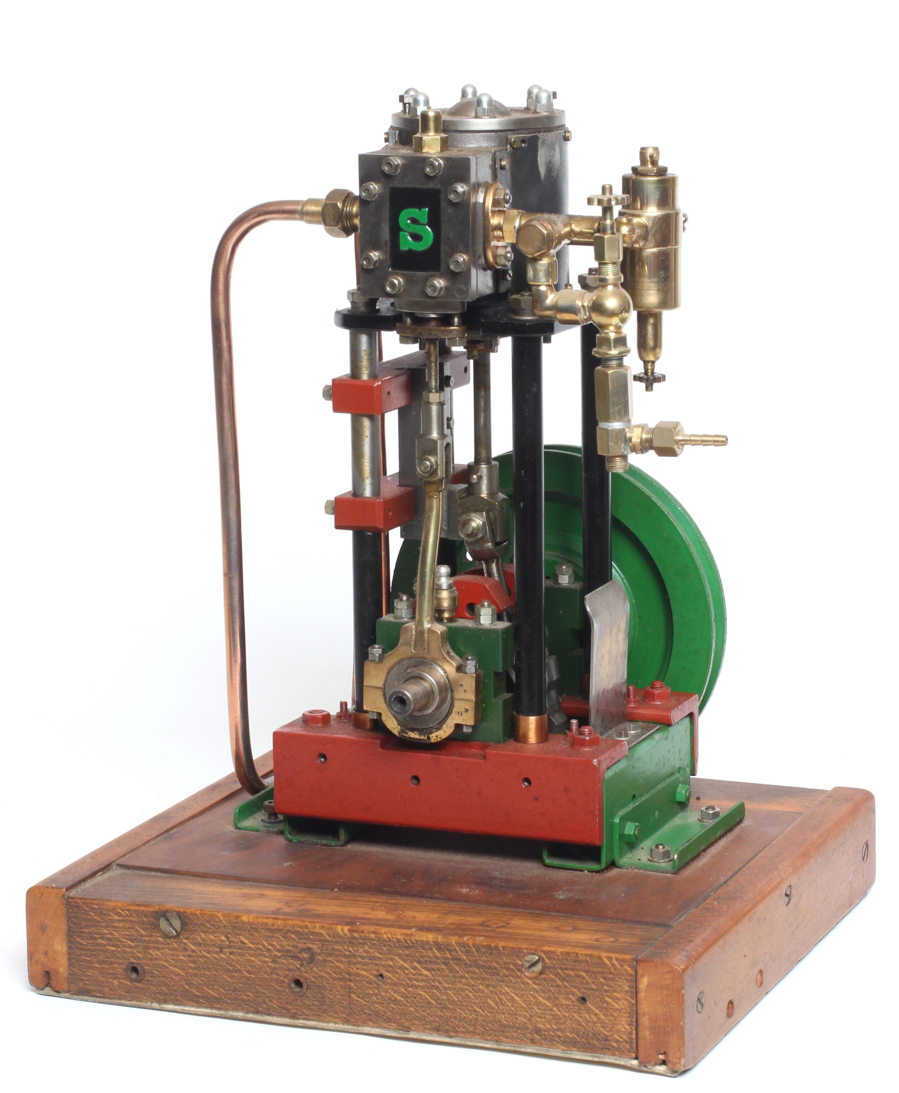 A single cylinder steam engine fitted with displacement lubricator Image