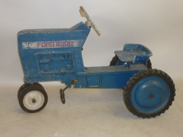 An Ertl & Co. cast metal pedal tractor "Ford 800" Image