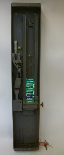 A Golden Planet Spearmint Chewing Gum dispensing machine Image