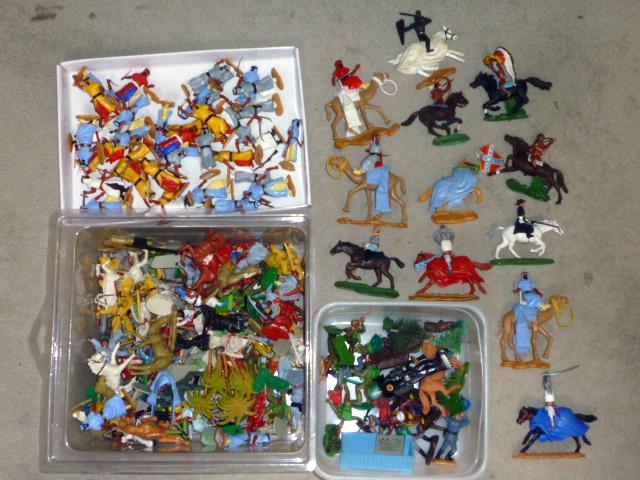 A quantity of Timpo plastic Moorish and other figures Image