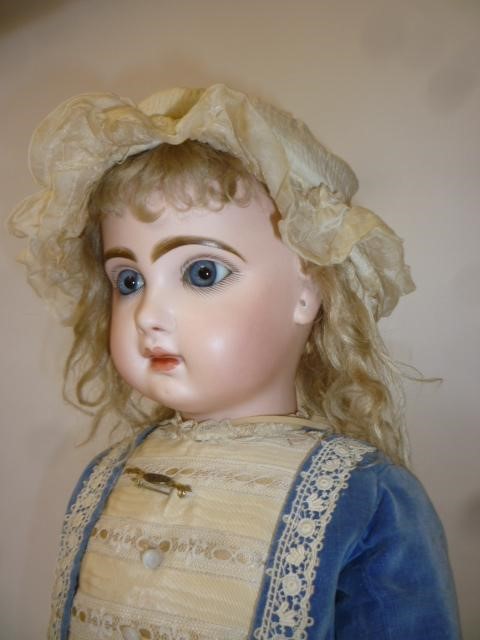 A Tete Jumeau Bebe with fixed blue glass eyes Image