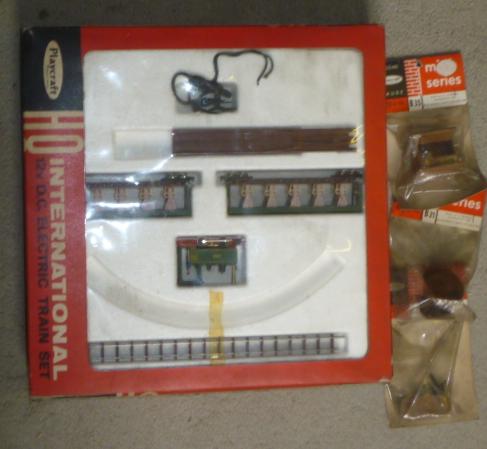 Playcraft NG Train Set with two coaches and three trackside accessories Image