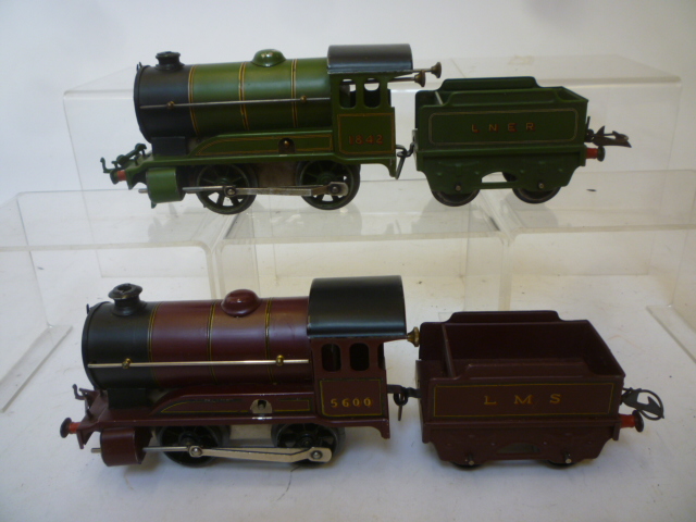 Hornby clockwork 501 L.N.E.R. 0-4-0 tender locomotive in green and a clockwork 501 tender locomotive Image