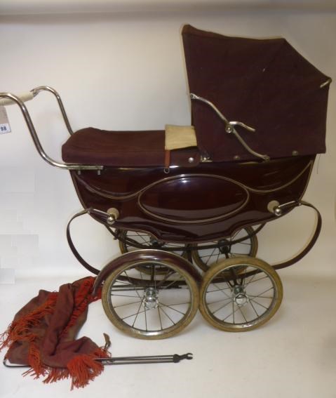 A Silver Cross coach built doll's pram Image