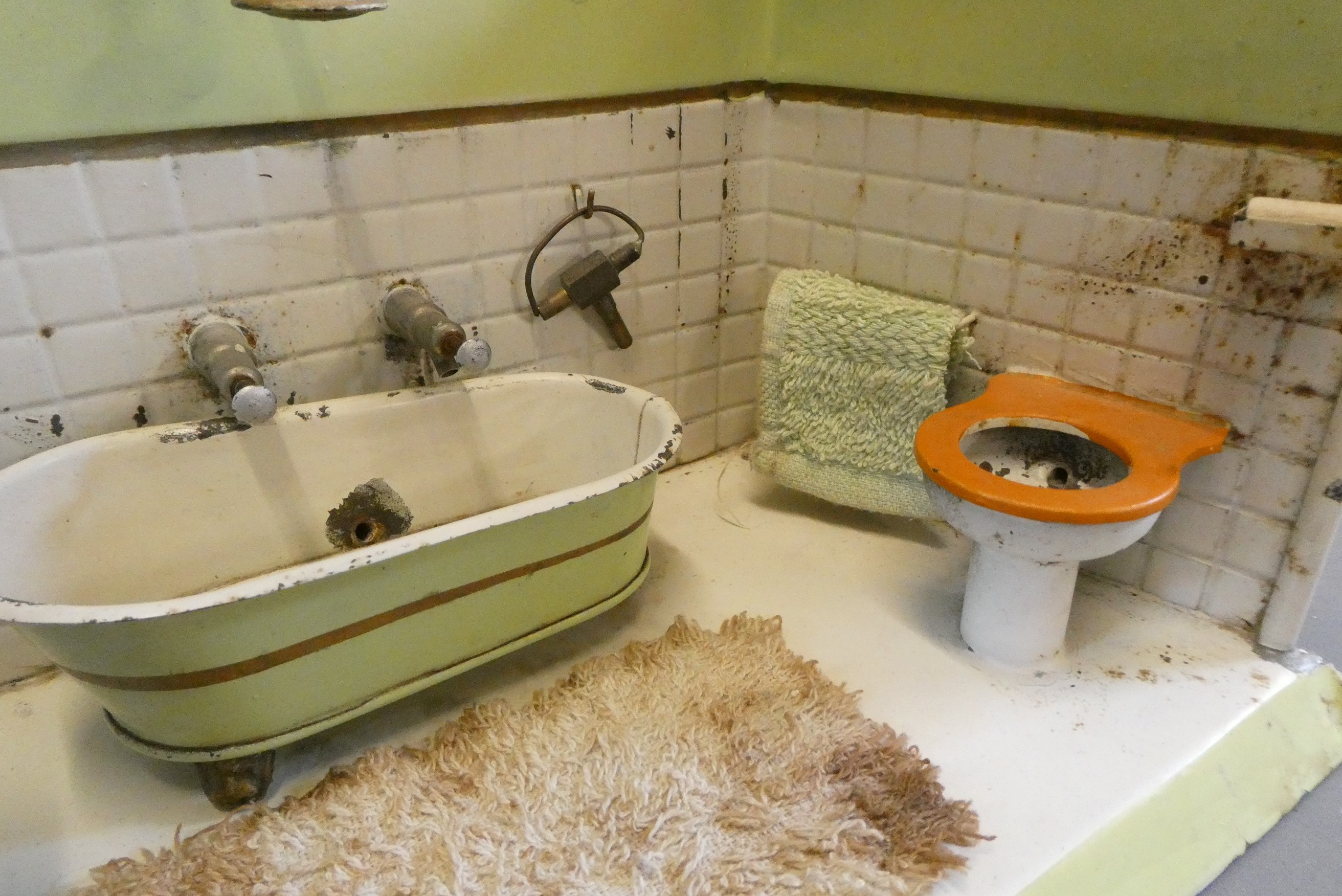 A tin doll's working bathroom/display, with fitted electronics and plumbed water system, 11" x 7" x Image