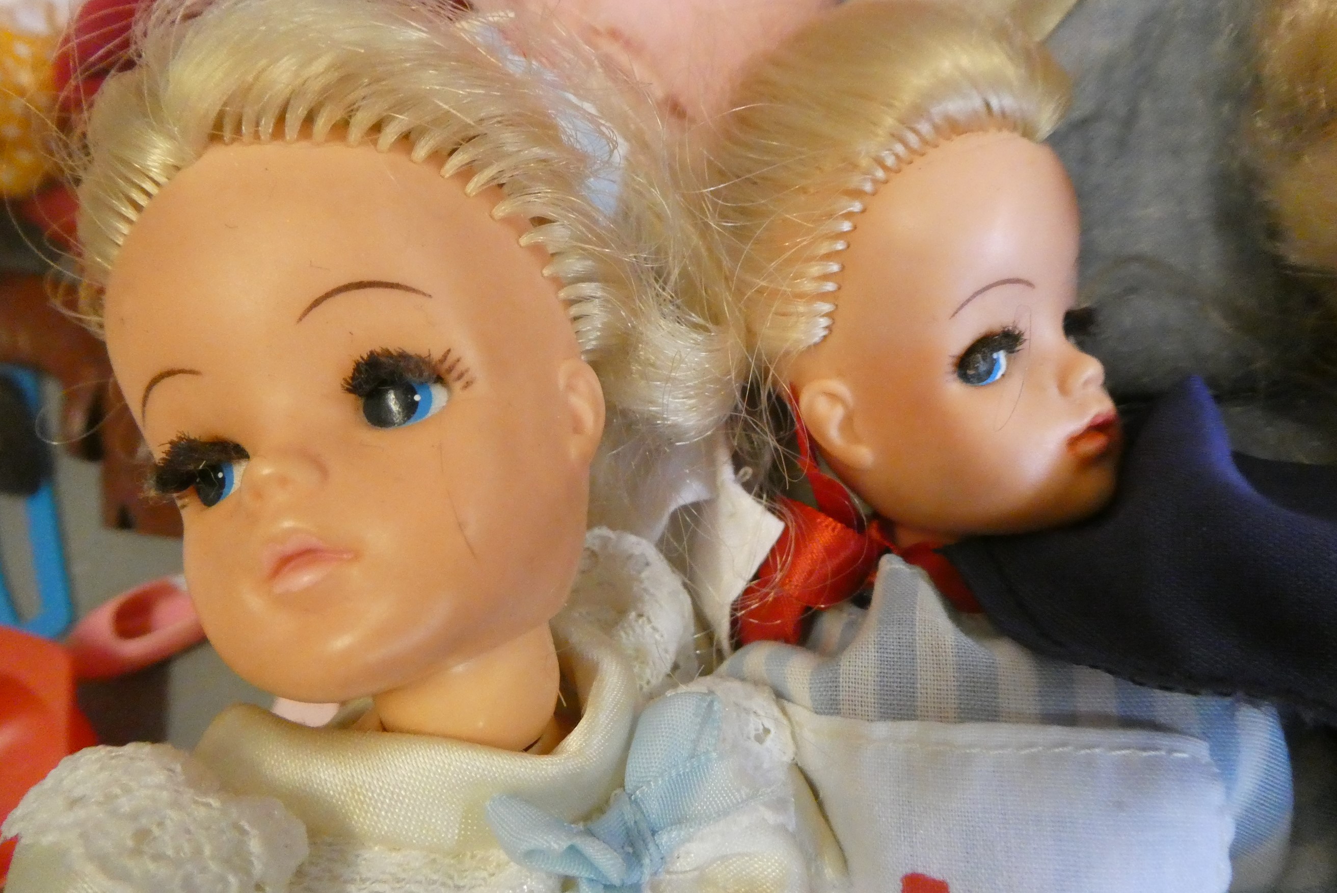 Four Sindy dolls and a collection of Sindy associated clothing and accessories (qty) Image