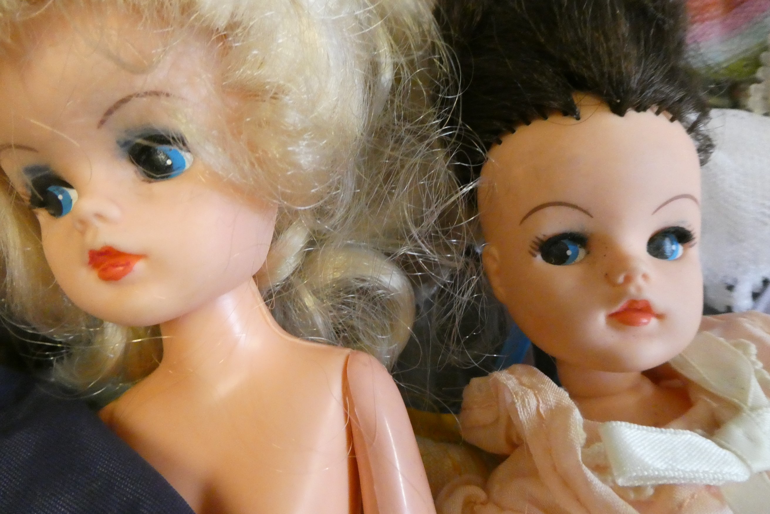 Four Sindy dolls and a collection of Sindy associated clothing and accessories (qty) Image