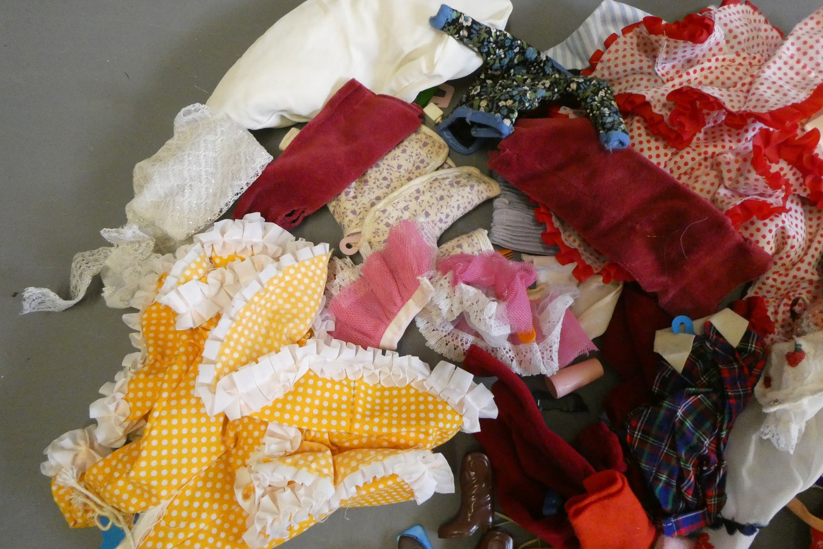 Four Sindy dolls and a collection of Sindy associated clothing and accessories (qty) Image