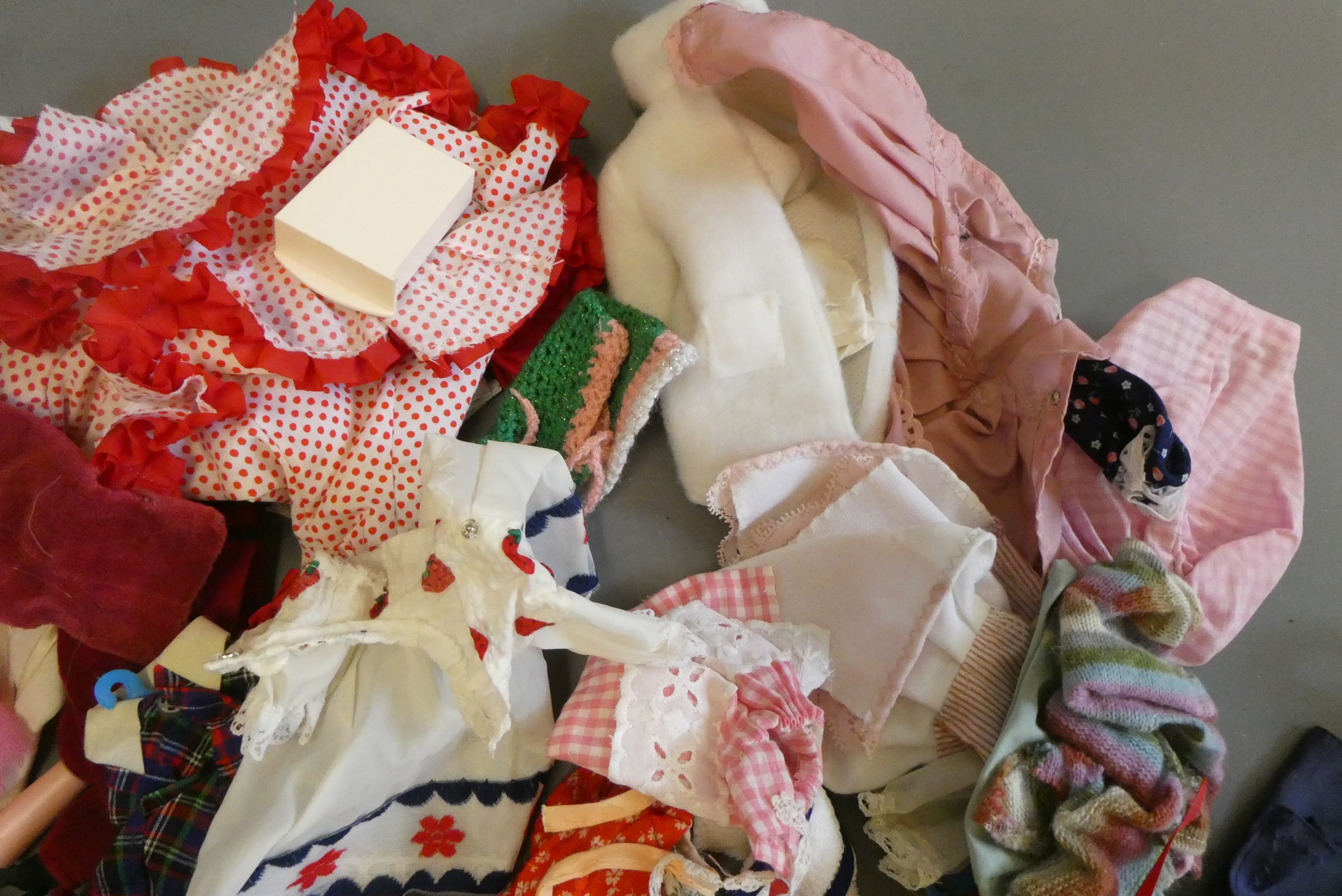 Four Sindy dolls and a collection of Sindy associated clothing and accessories (qty) Image