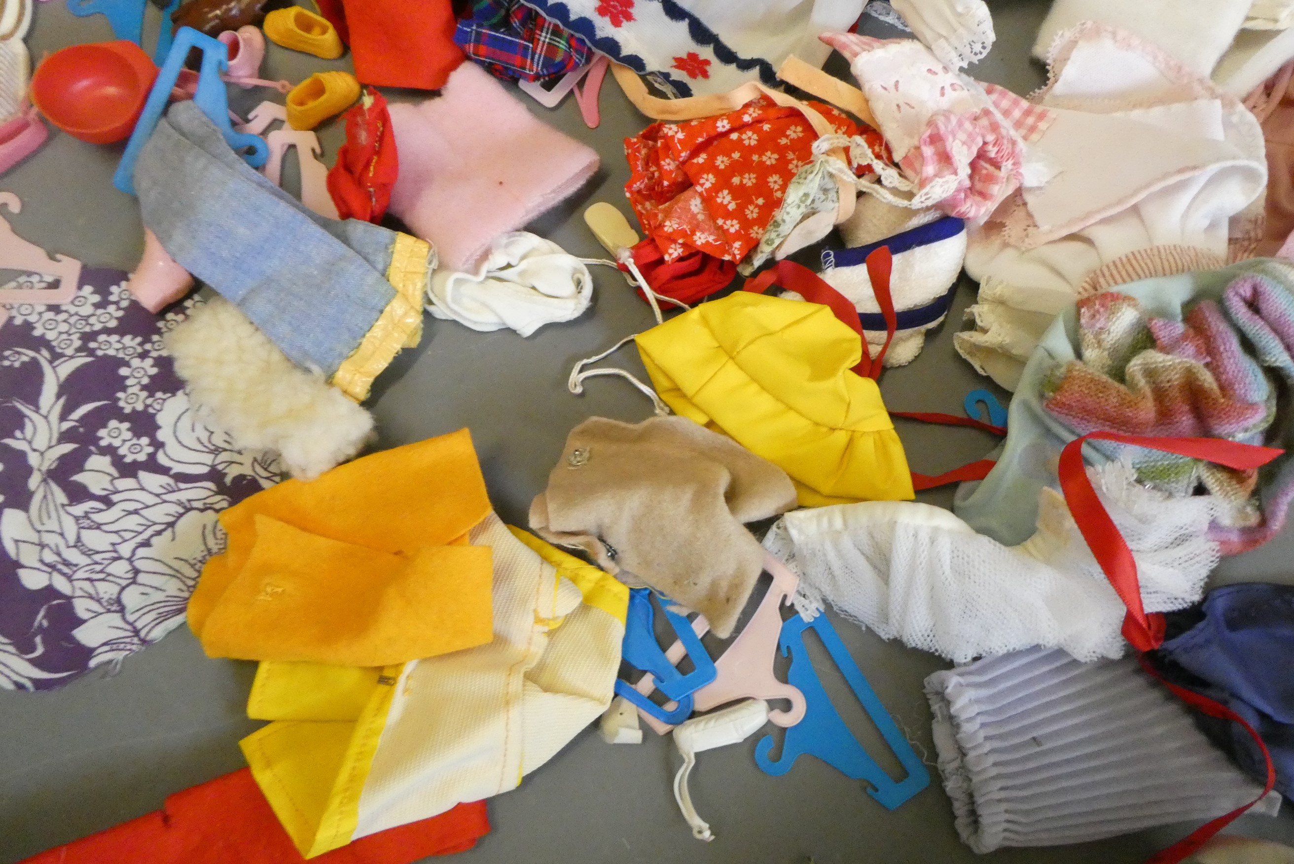 Four Sindy dolls and a collection of Sindy associated clothing and accessories (qty) Image