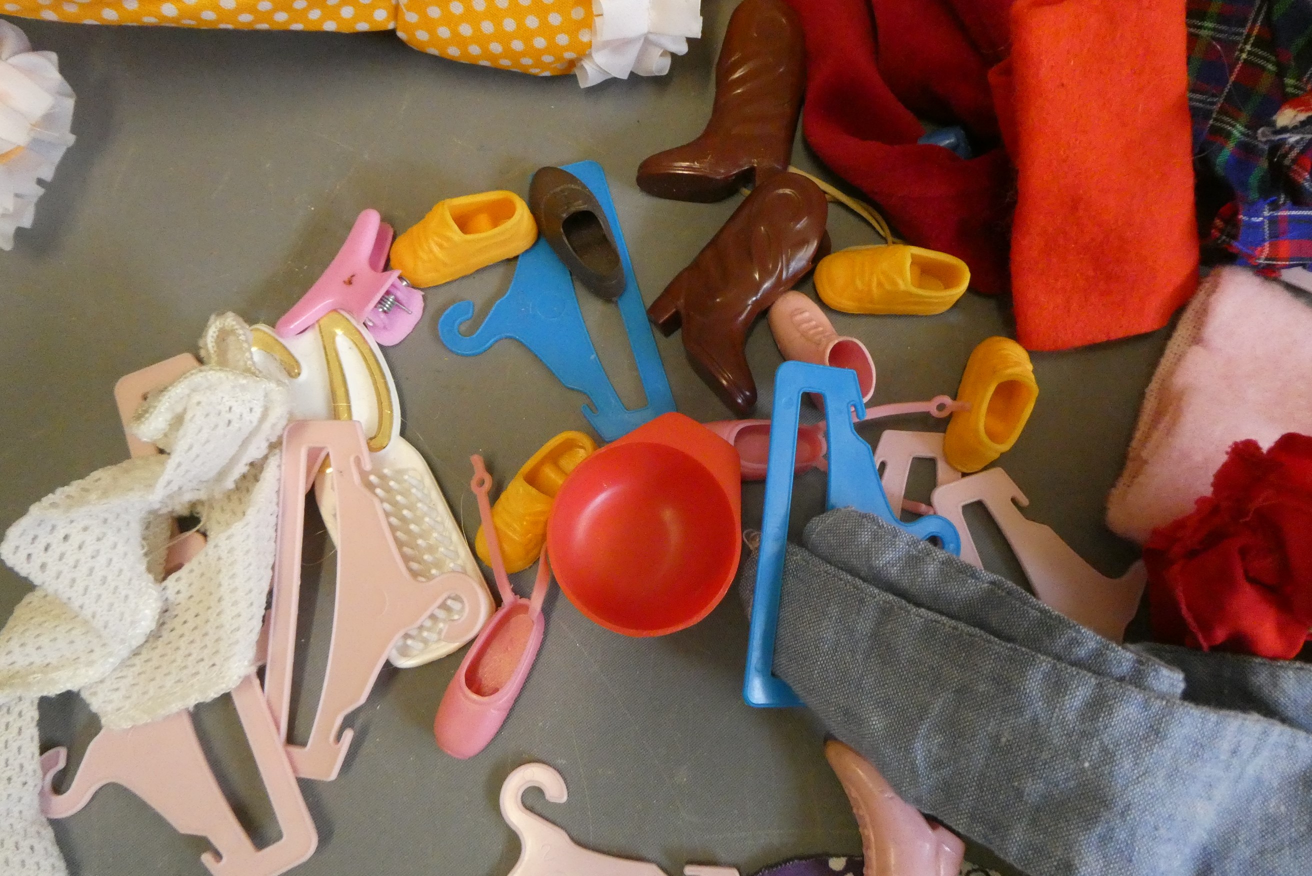 Four Sindy dolls and a collection of Sindy associated clothing and accessories (qty) Image
