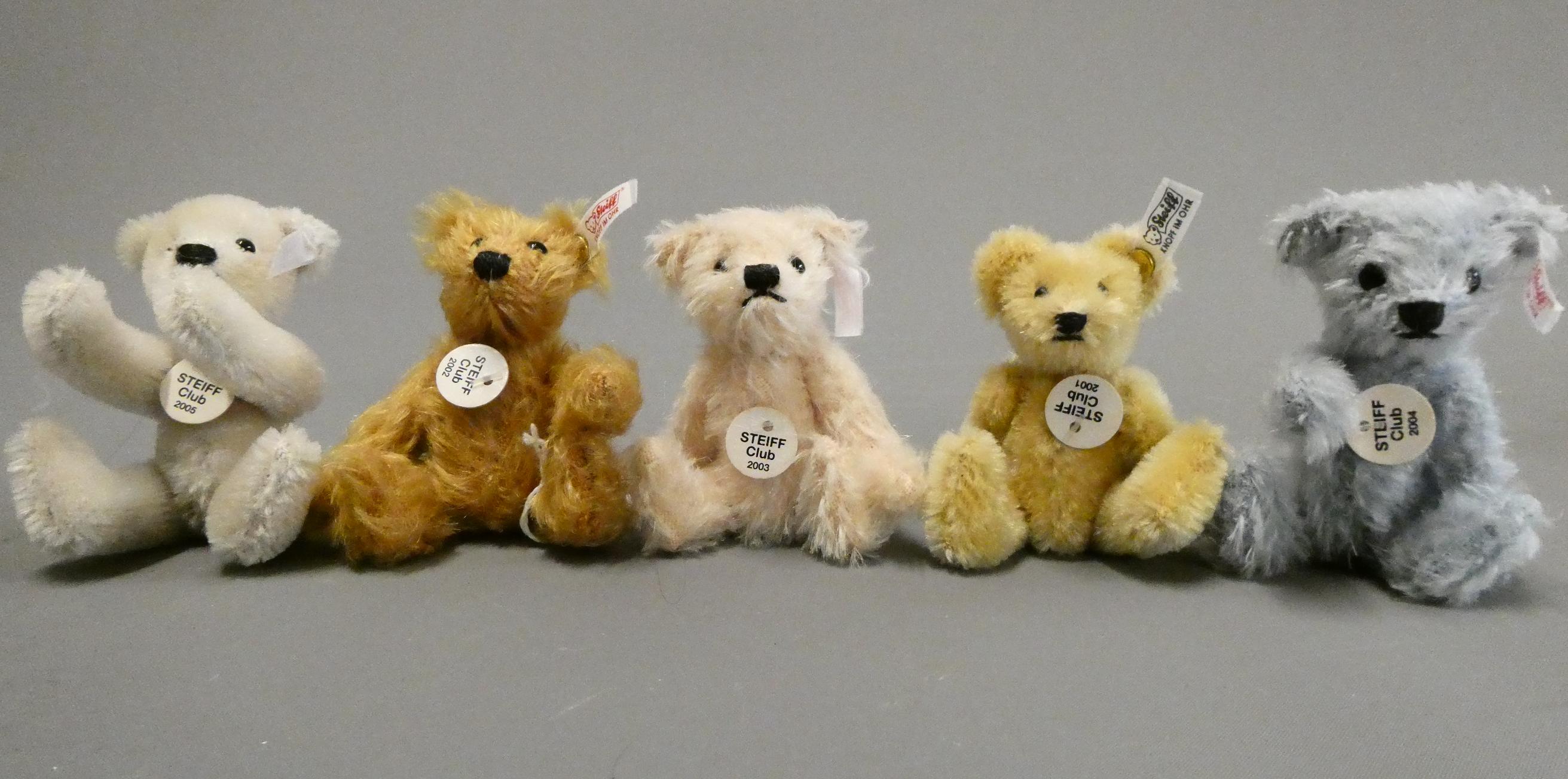 Five Steiff Club miniature teddy bears, comprising various colours from 2001 to 2005 consecutively, Image