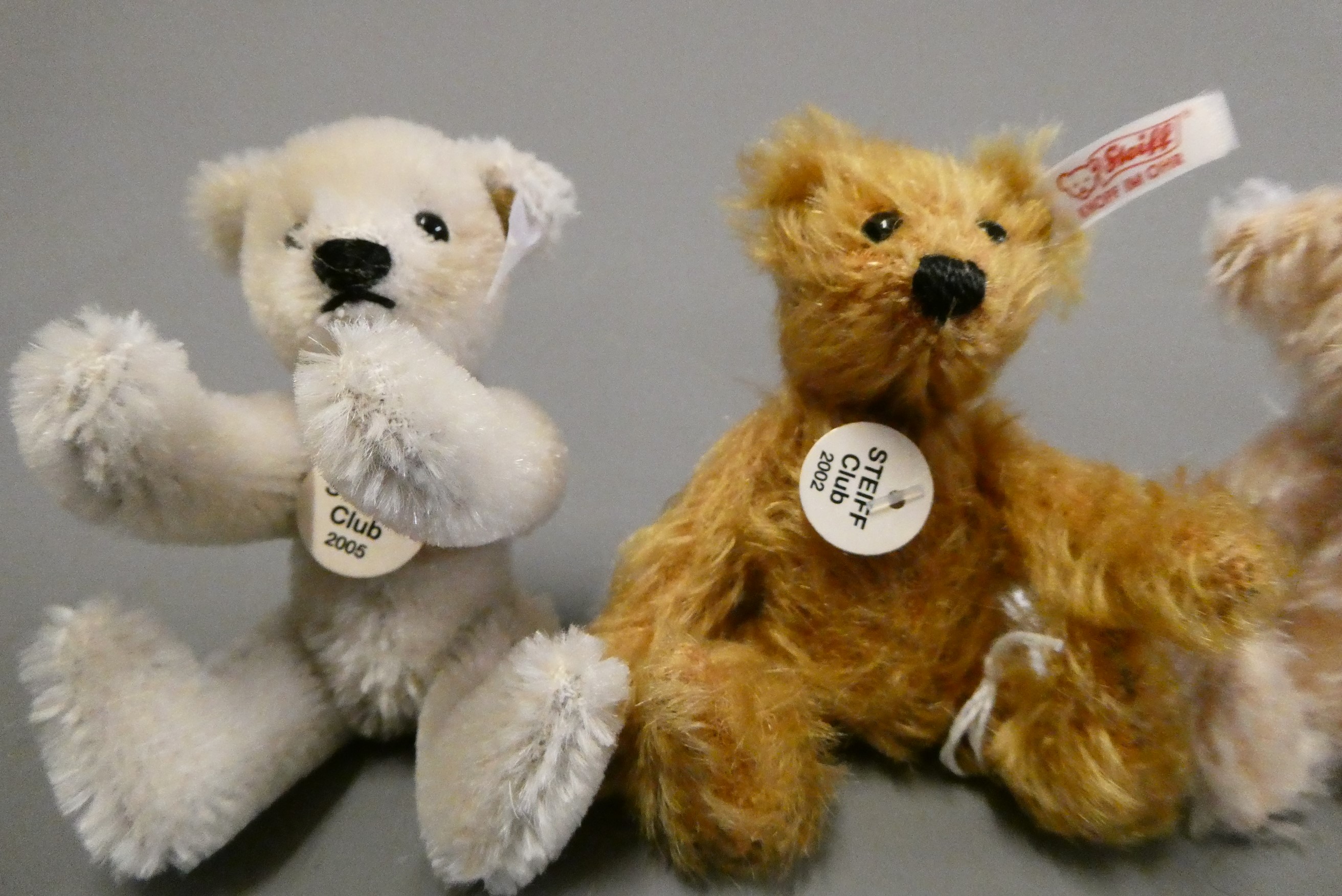 Five Steiff Club miniature teddy bears, comprising various colours from 2001 to 2005 consecutively, Image