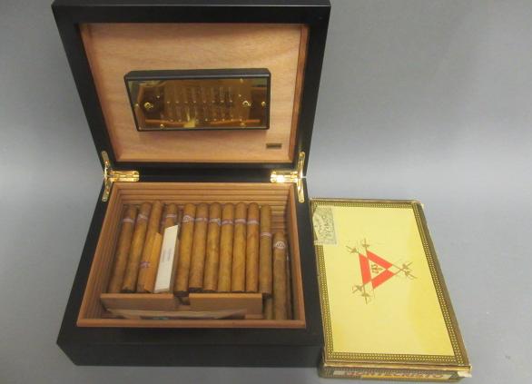 A black adorini humidor with hygrometer & Boveda 75 Image