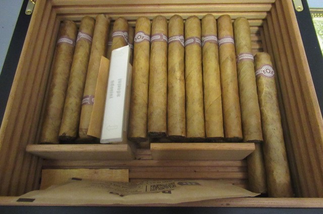 A black adorini humidor with hygrometer & Boveda 75 Image