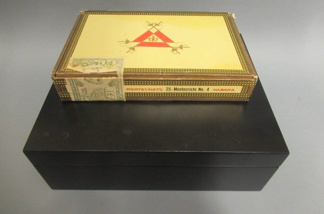 A black adorini humidor with hygrometer & Boveda 75 Image