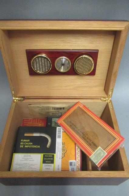 A cedar humidor with hygrometer & Boveda 75 Image