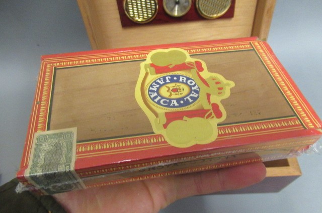 A cedar humidor with hygrometer & Boveda 75 Image
