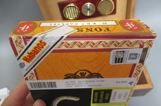 A cedar humidor with hygrometer & Boveda 75 Image