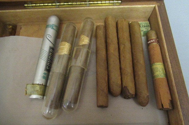 A 1940s wooden humidor with Boveda 75 Image