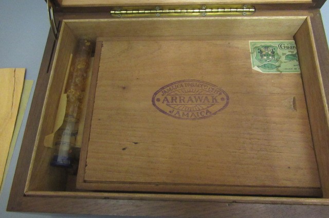 A 1940s wooden humidor with Boveda 75 Image