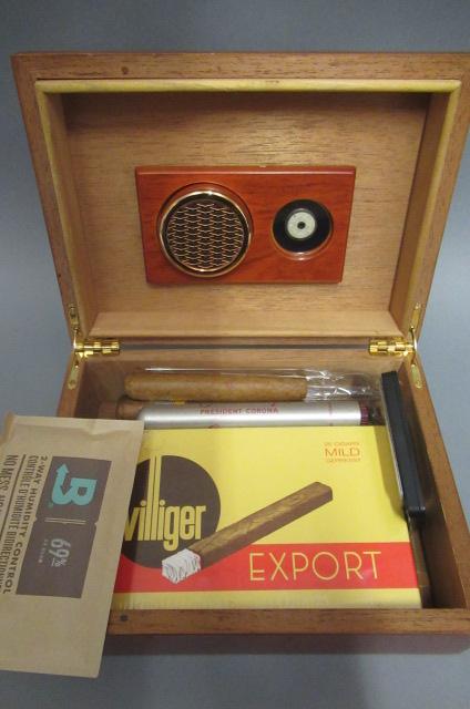 A cedar humidor with hygrometer & Boveda 75 Image