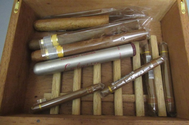 A cedar humidor with hygrometer & Boveda 75 Image