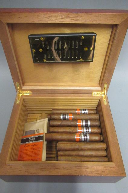 An adorini humidor with leaf design Image