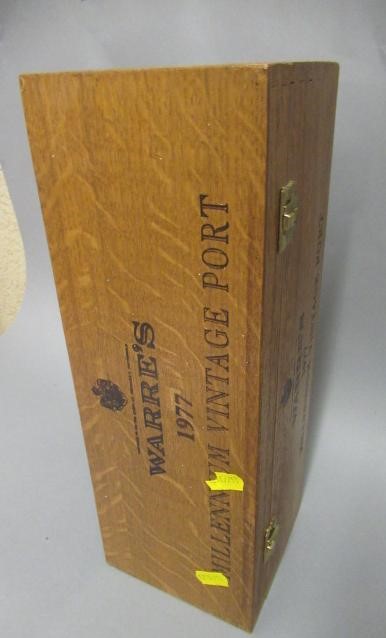 One magnum 1977 Warre's vintage port Image