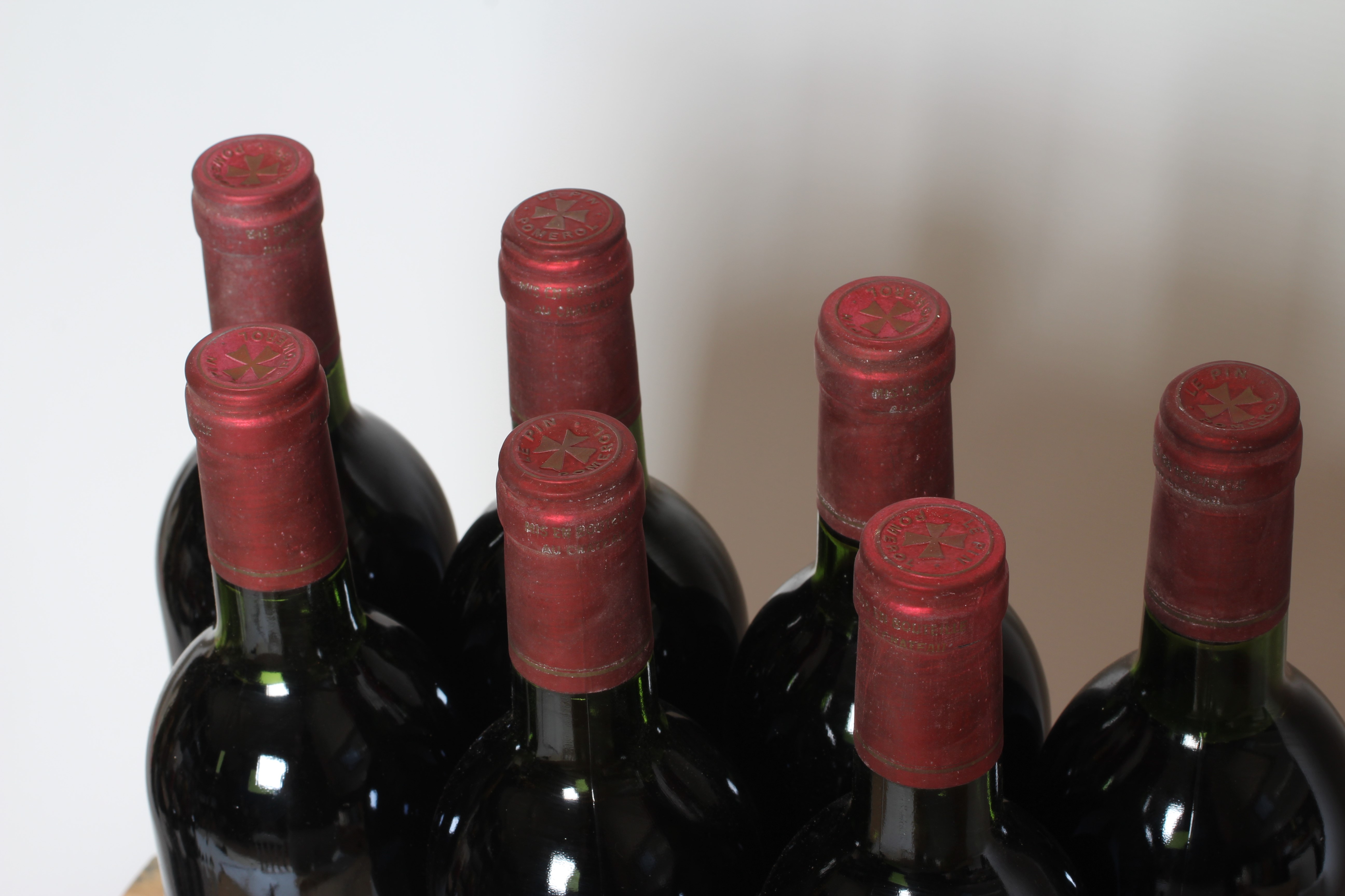 7 bottles Le Pin Image