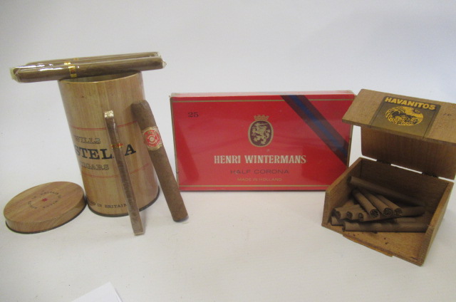 A box of 25 Henri Wintermans half corona cigars Image