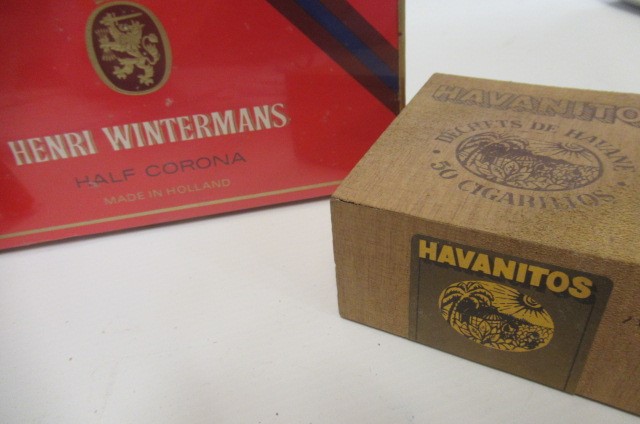 A box of 25 Henri Wintermans half corona cigars Image