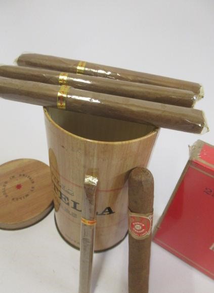 A box of 25 Henri Wintermans half corona cigars Image