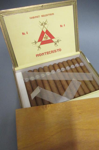 A box of 12 Montecristo No.4 Haban cigars Image