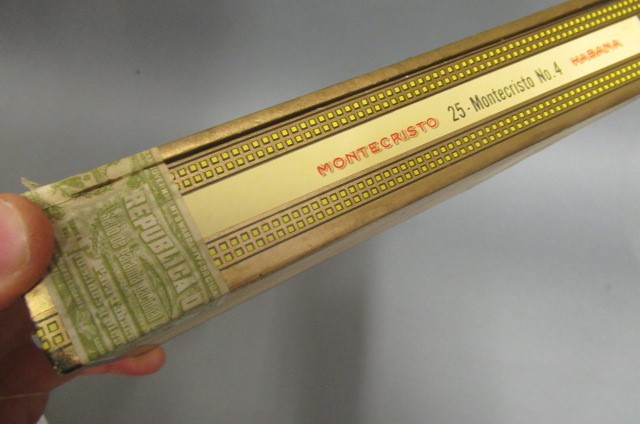 A box of 12 Montecristo No.4 Haban cigars Image